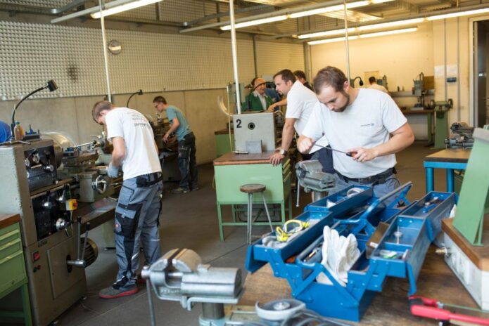BWB Metaller 2024 Männer in einer Werkstatt