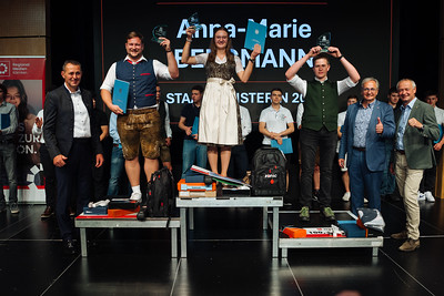 Staatsmeisterschaft KFZ- und Karosseriebautechnik 2025 Junge Frau bearbeitet Motorhaube