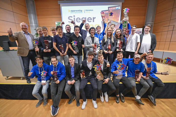 LWB Hackathon 2025 Hand die auf einem Notebook etwas in einen Code-Editor eingibt